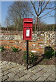 Elizabeth II postbox on Lower Road