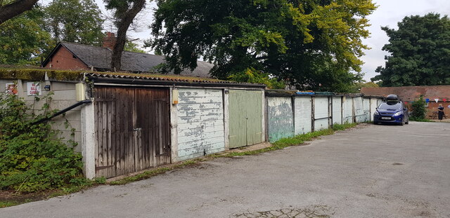Garage Court off Carless Avenue © Paul Collins cc by sa/2 0 :: Geograph