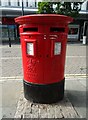 Double aperture Elizabeth II postbox on St Sepulchre Gate 