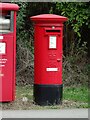 Elizabeth II postbox on Manvers Road