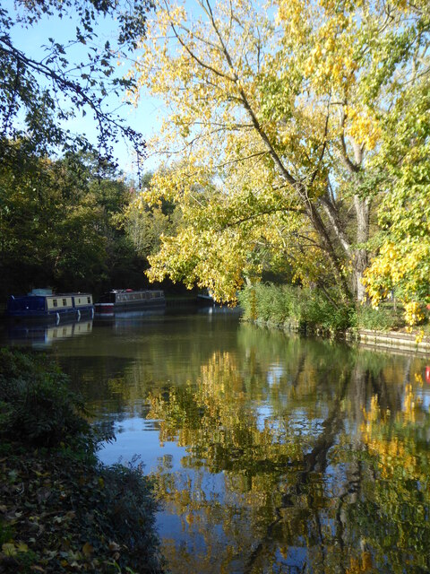 A sunny autumn day on the Grand Union Canal