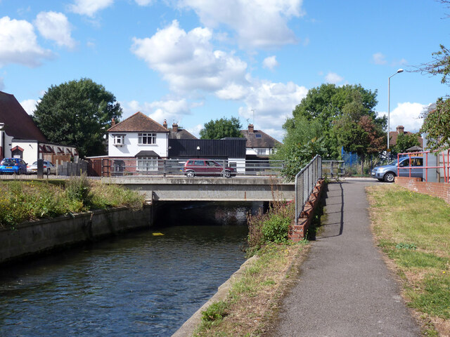 Villiers Road bridges the Hogsmill River © Robin Webster :: Geograph ...