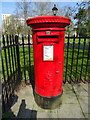 Elizabeth II postbox on Commercial Road