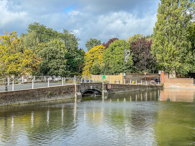 Carshalton Ponds © Ian Capper cc-by-sa/2.0 :: Geograph Britain and Ireland