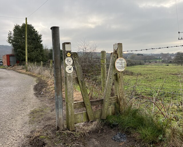 Squeeze stile by farm track © Jonathan Hutchins cc-by-sa/2.0 ...