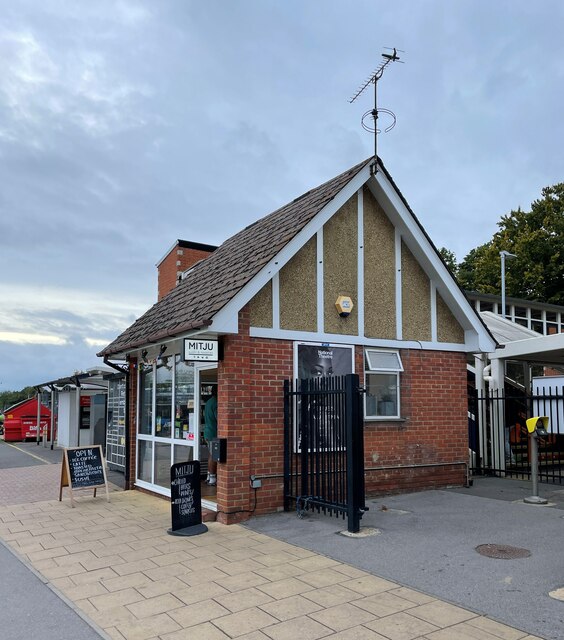 Mitju - Farnborough Station © Mr Ignavy cc-by-sa/2.0 :: Geograph ...