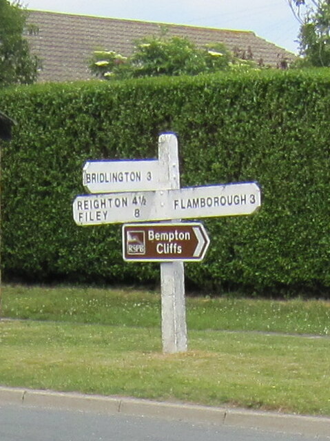 Fingerpost on High Street, Bempton