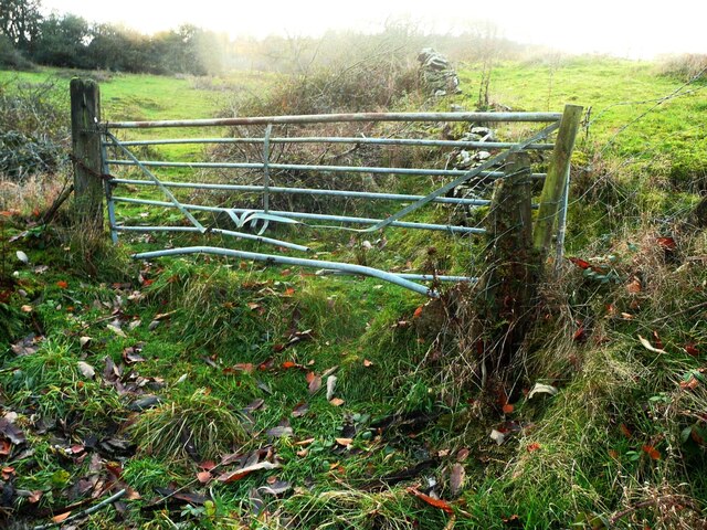 Locked gate on Footpath 399/2, Northowram