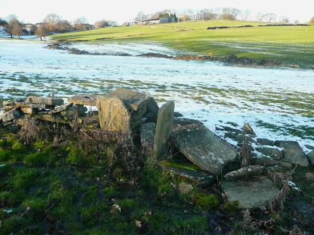 Possibly a ruined stile on Footpath 7/3, Hipperholme