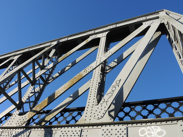 Midland Road bridge © Neil Owen cc-by-sa/2.0 :: Geograph Britain and ...