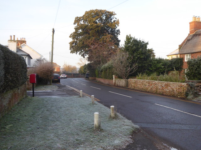 A frosty morning in Burley Road Winkton