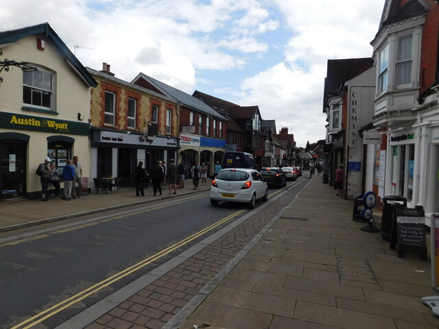 High Street, Lyndhurst © Bryn Holmes cc-by-sa/2.0 :: Geograph Britain ...