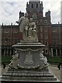 Statue of Thomas and Jane Holloway, Founder