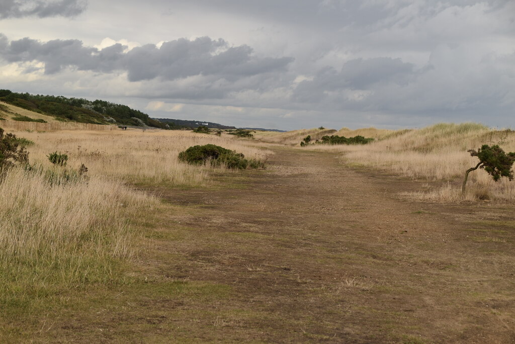 suffolk-coast-path-n-chadwick-cc-by-sa-2-0-geograph-britain-and