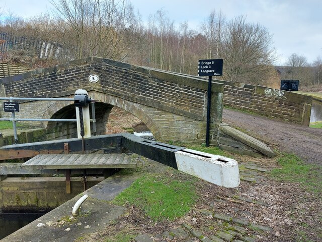 Huddersfield Broad Canal, Lock 3, Bridge... © yorkshirelad :: Geograph ...