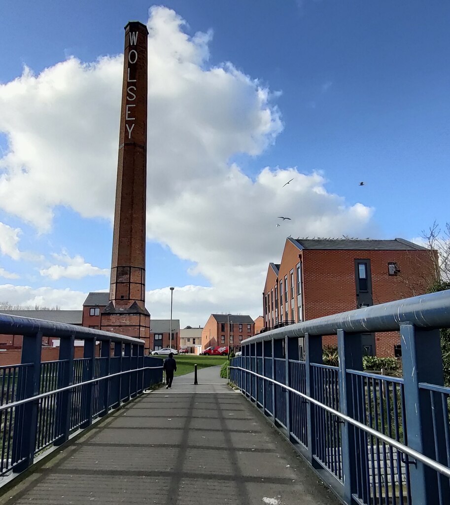 footbridge-across-the-grand-union-canal-mat-fascione-cc-by-sa-2-0