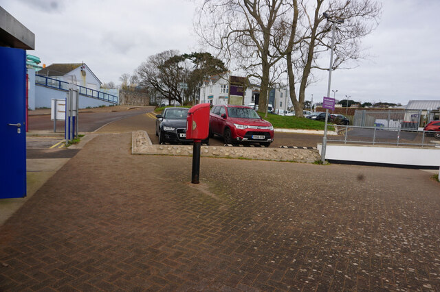 postbox-near-inn-on-the-quay-ian-s-cc-by-sa-2-0-geograph