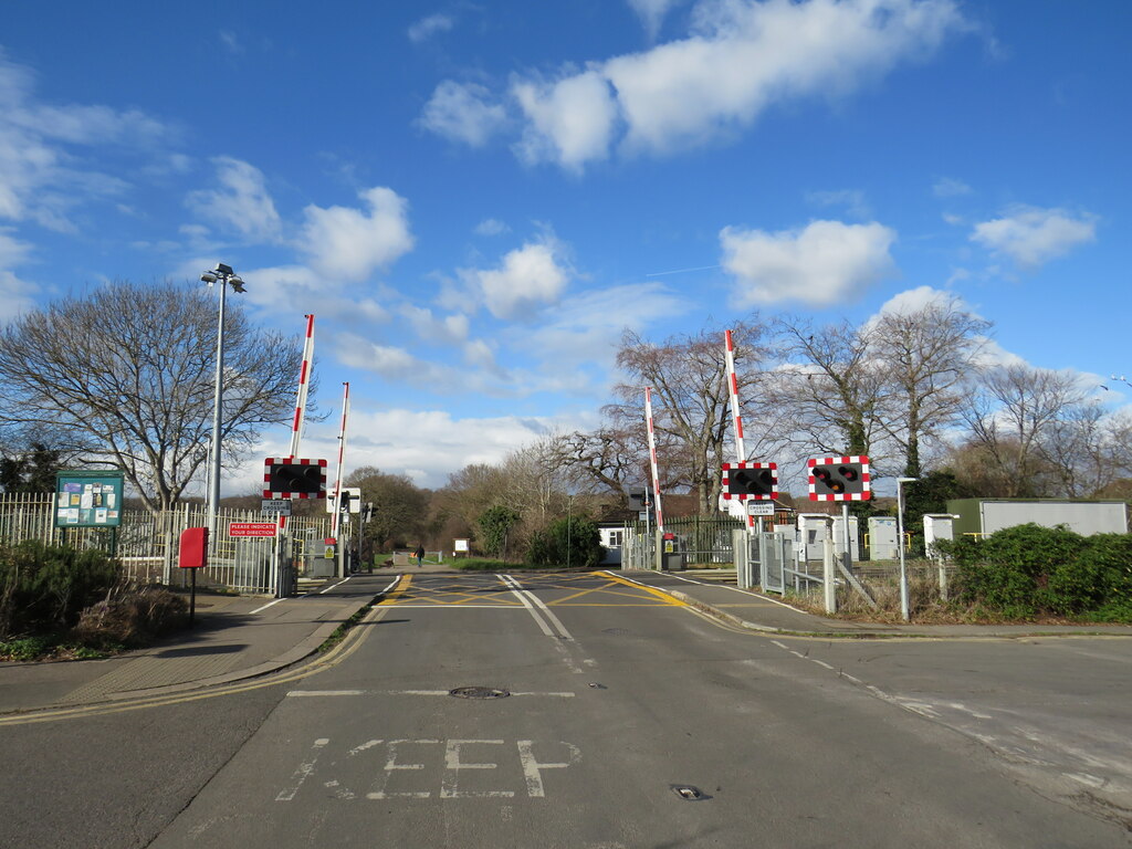 level-crossing-at-ashtead-malc-mcdonald-cc-by-sa-2-0-geograph