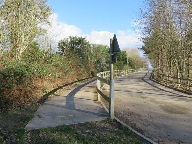 public-footpath-and-access-road-malc-mcdonald-cc-by-sa-2-0