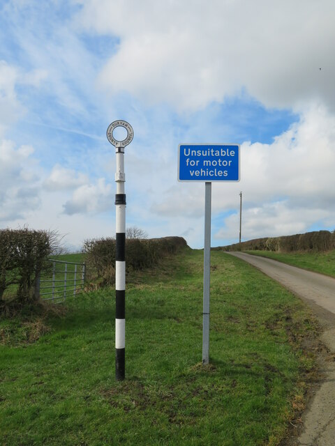 signs-old-and-new-gordon-hatton-geograph-britain-and-ireland