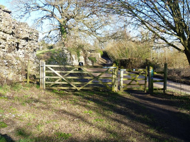 A Walk Around The Walls Of Calleva... © Michael Dibb :: Geograph ...