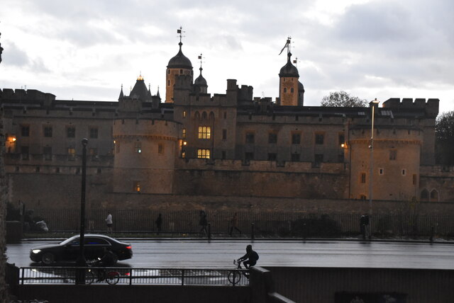 tower-of-london-n-chadwick-cc-by-sa-2-0-geograph-britain-and-ireland