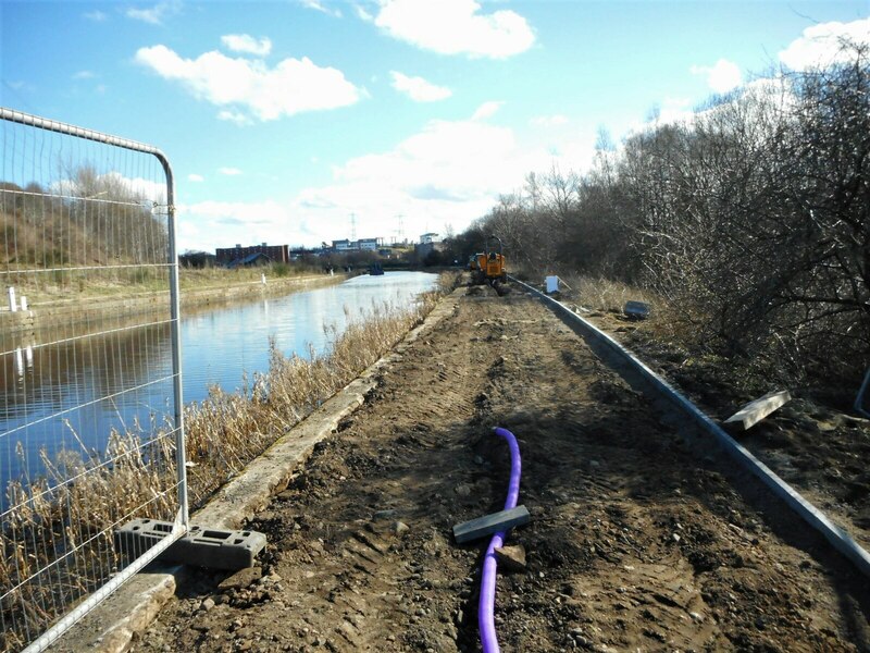 Towpath maintenance © Richard Sutcliffe cc-by-sa/2.0 :: Geograph ...