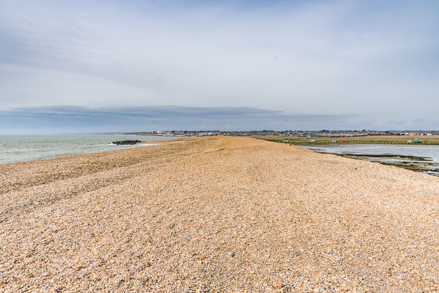 Hurst Spit © Ian Capper cc-by-sa/2.0 :: Geograph Britain and Ireland