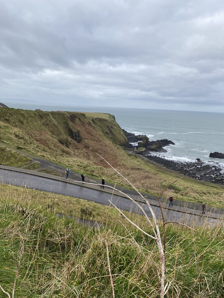 tourists-walking-towards-the-giant-s-thejackrustles-cc-by-sa-2-0-geograph-britain-and