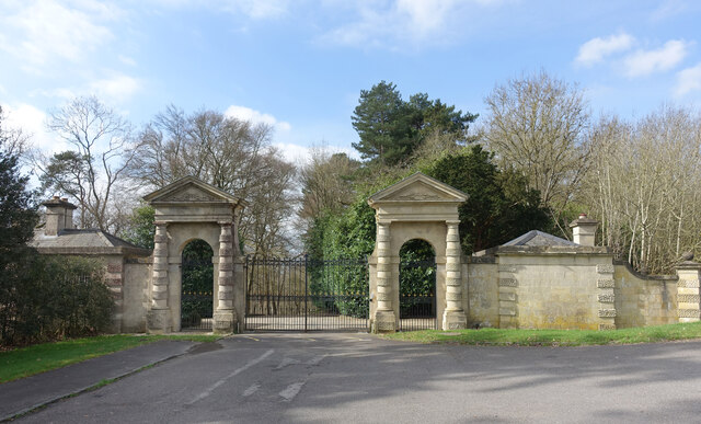 East Lodge Gates, Benham Park © Des Blenkinsopp cc-by-sa/2.0 ...