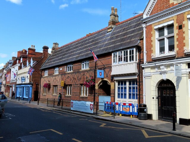 Eton Porny School on High Street © Steve Daniels cc-by-sa/2.0 ...