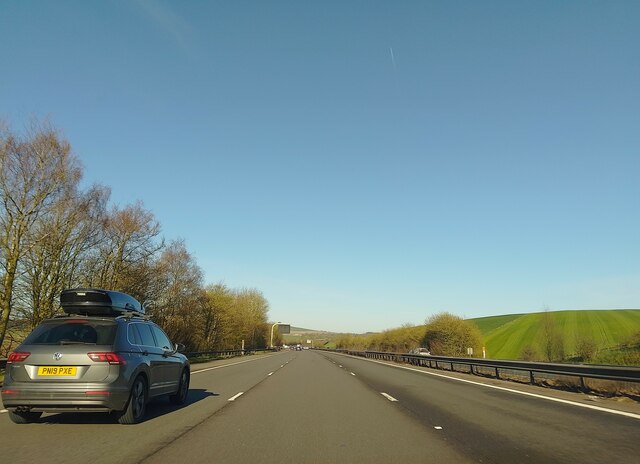 M4 westbound © Oscar Taylor cc-by-sa/2.0 :: Geograph Britain and Ireland