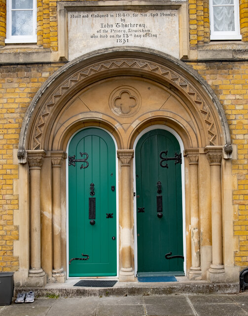 Rushey Green : central doors and plaque, Thackeray's Almshouses