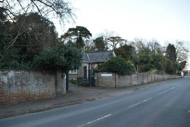 Beccles Cemetery And Lodge © N Chadwick Geograph Britain And Ireland