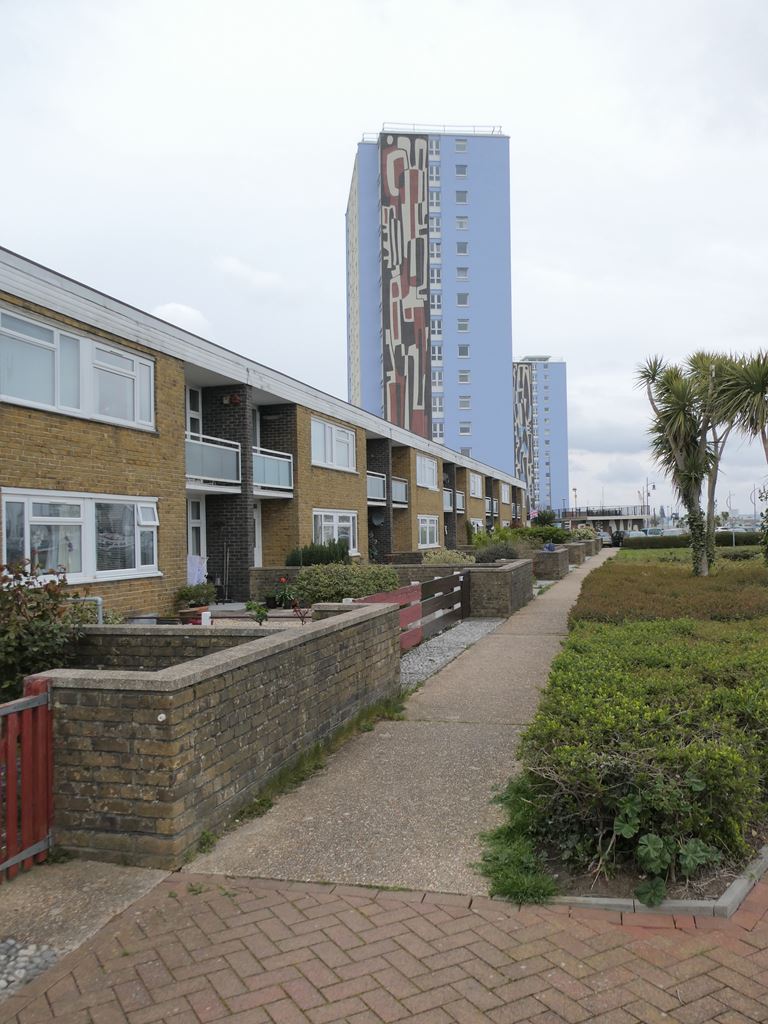 Houses on Gosport Esplanade © Oliver Dixon ccbysa/2.0 Geograph