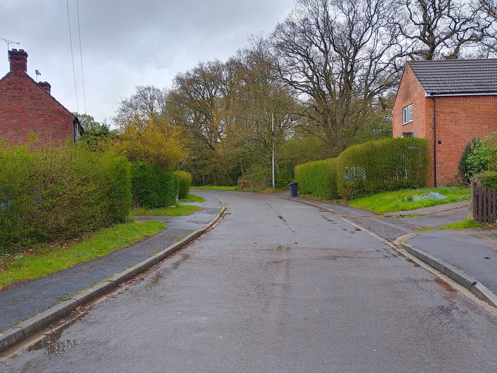 Kingsley Road, Eversley Centre © Oscar Taylor Cc-by-sa/2.0 :: Geograph ...