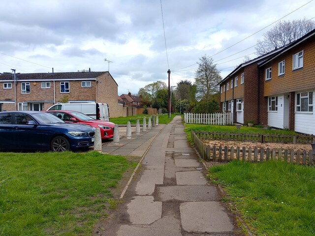 Bellingham Walk, Emmer Green © Oscar Taylor :: Geograph Britain and Ireland