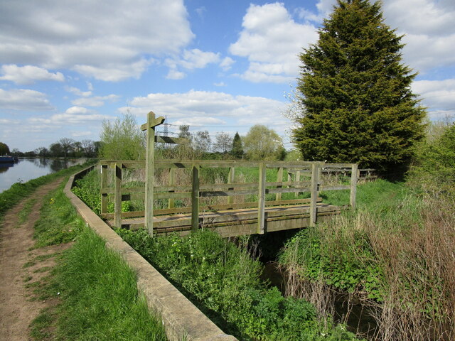 Footbridge over a drain by the River... © Jonathan Thacker cc-by-sa/2.0 ...