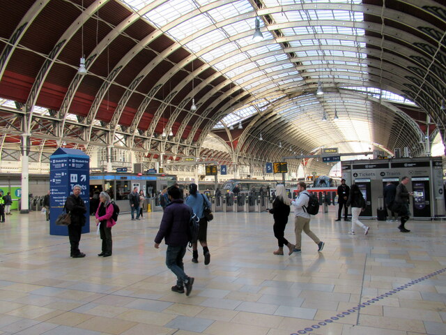 Paddington station concourse © Roy Hughes :: Geograph Britain and Ireland