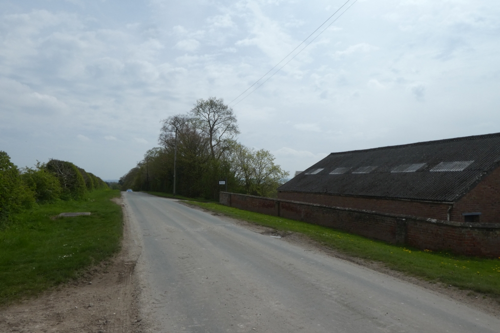 High Road passing Elloughton Hill Farm © DS Pugh cc-by-sa/2.0 ...