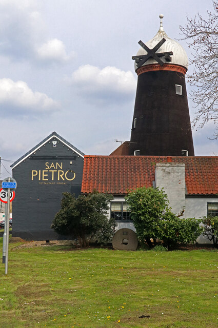 Scunthorpe Windmill © Chris Allen Cc By Sa20 Geograph Britain And