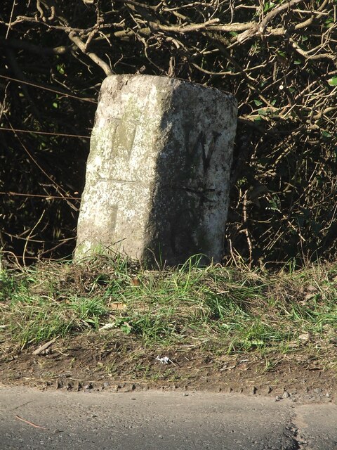 Old milestone © Chris Minto :: Geograph Britain and Ireland