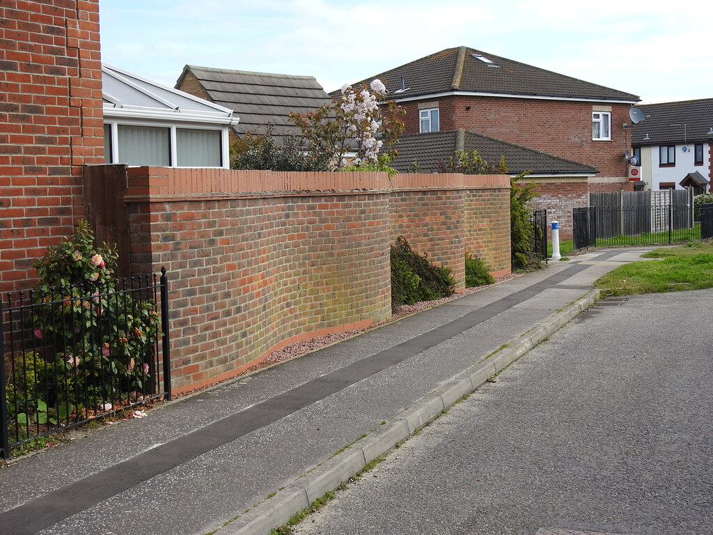 A modern crinkle-crankle wall in... © Adrian S Pye cc-by-sa/2.0 ...