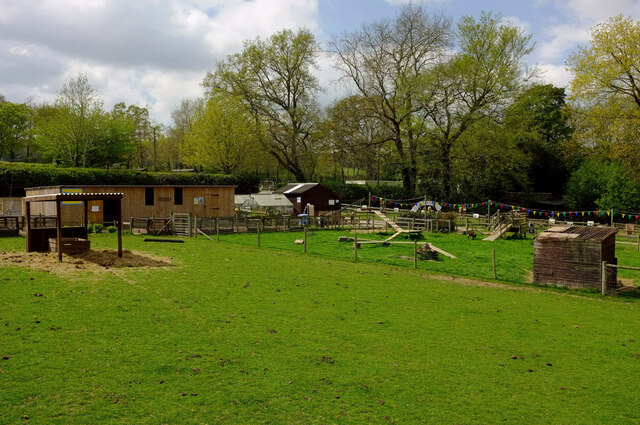 Godstone Farm © Derek Harper cc-by-sa/2.0 :: Geograph Britain and Ireland