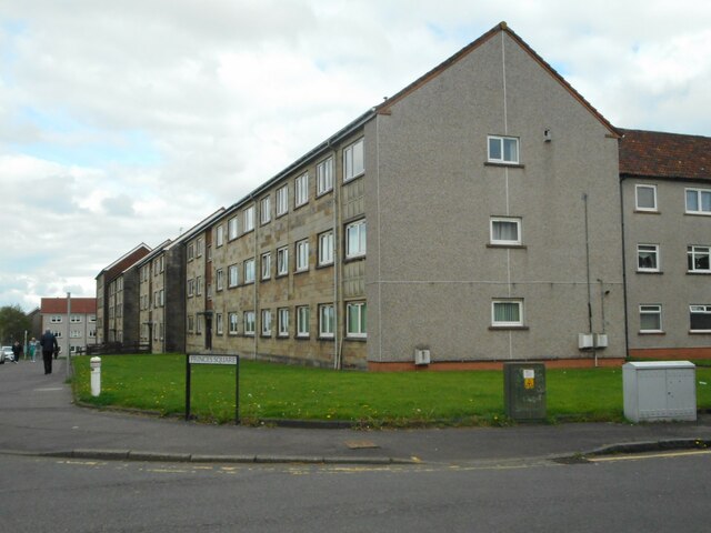 flats-on-main-street-barrhead-richard-sutcliffe-cc-by-sa-2-0