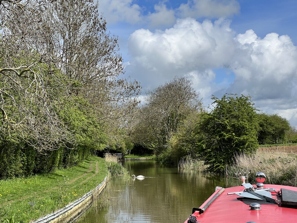 on-the-grand-union-canal-andrew-abbott-cc-by-sa-2-0-geograph