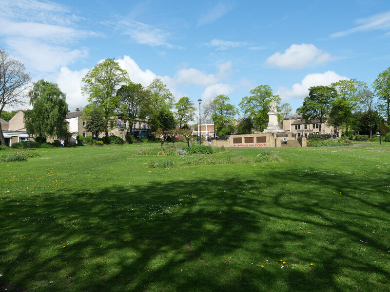 Memorial Park, Cleckheaton © habiloid cc-by-sa/2.0 :: Geograph Britain ...