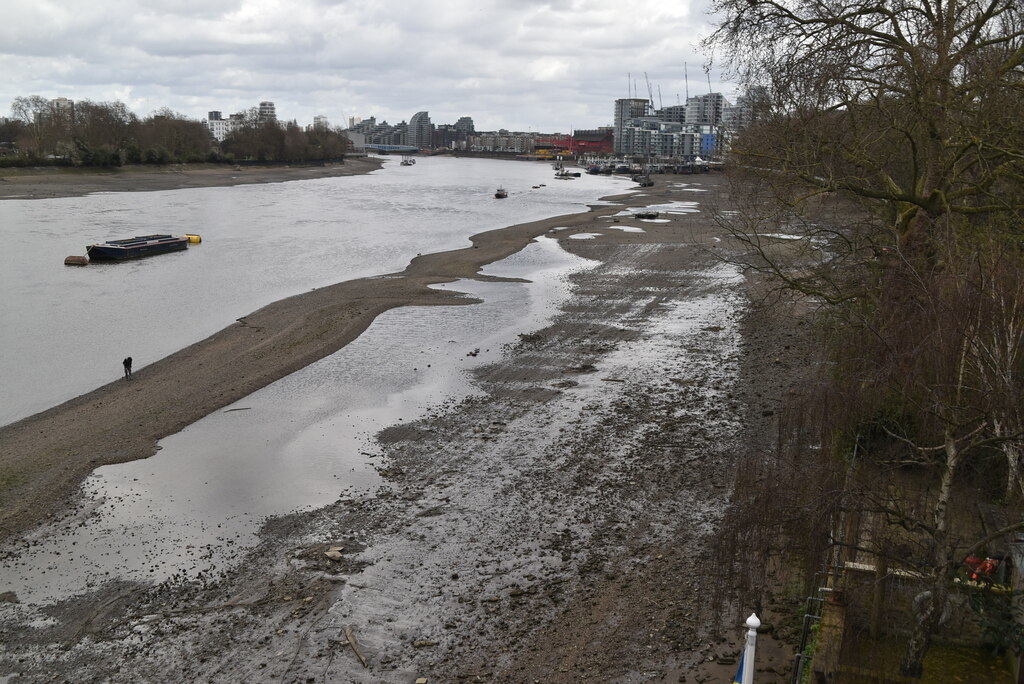 Low tide on the River Thames © N Chadwick Geograph Britain and Ireland