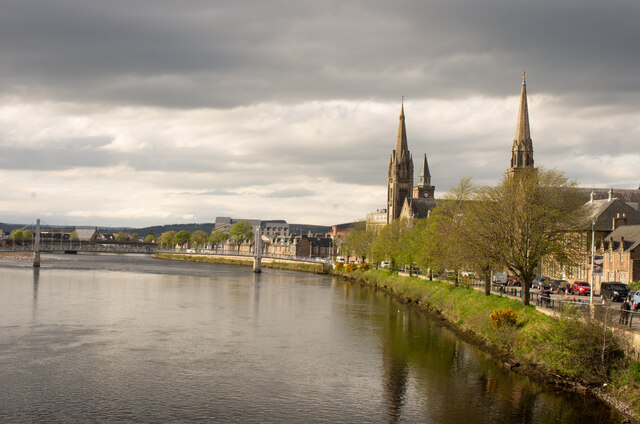 Inverness : River Ness and Bank Street © Jim Osley cc-by-sa/2.0 ...