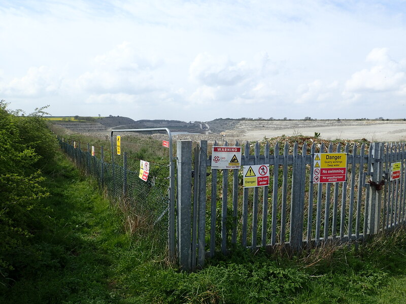 Entrance to a chalk quarry © Marathon cc-by-sa/2.0 :: Geograph Britain ...